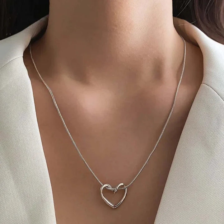 New Simple Hollow Love Heart Pendant Necklace for Women Fashion Creative
