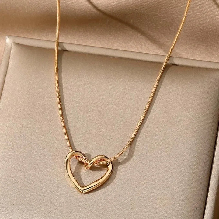 New Simple Hollow Love Heart Pendant Necklace for Women Fashion Creative